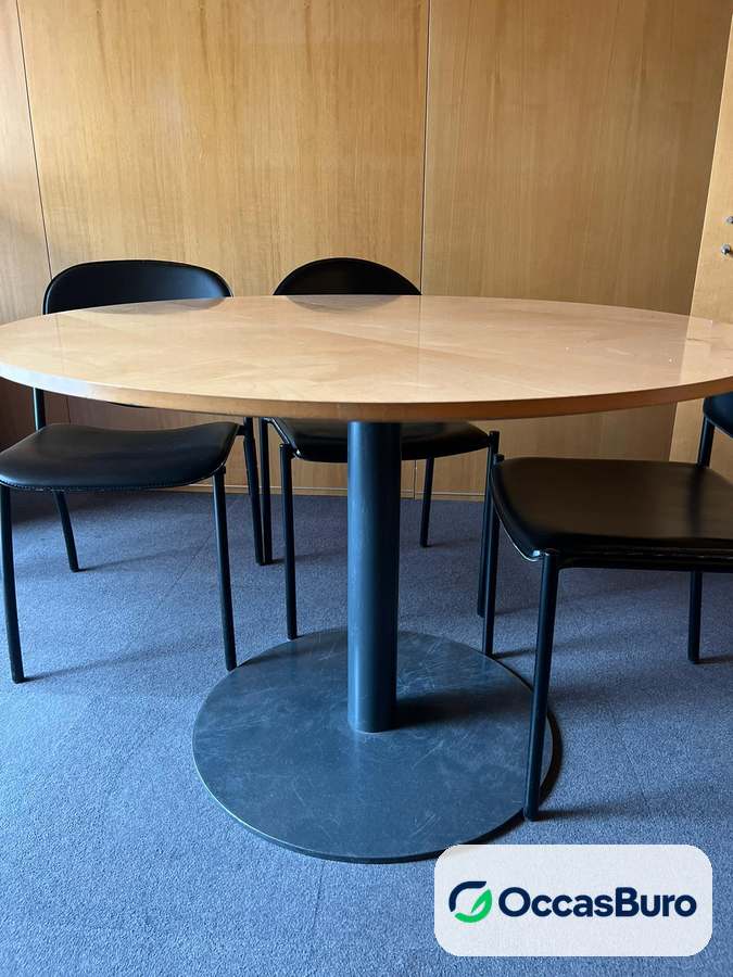 Table ronde érable sur colonne noire, 4 à 5 places – reconditionnée