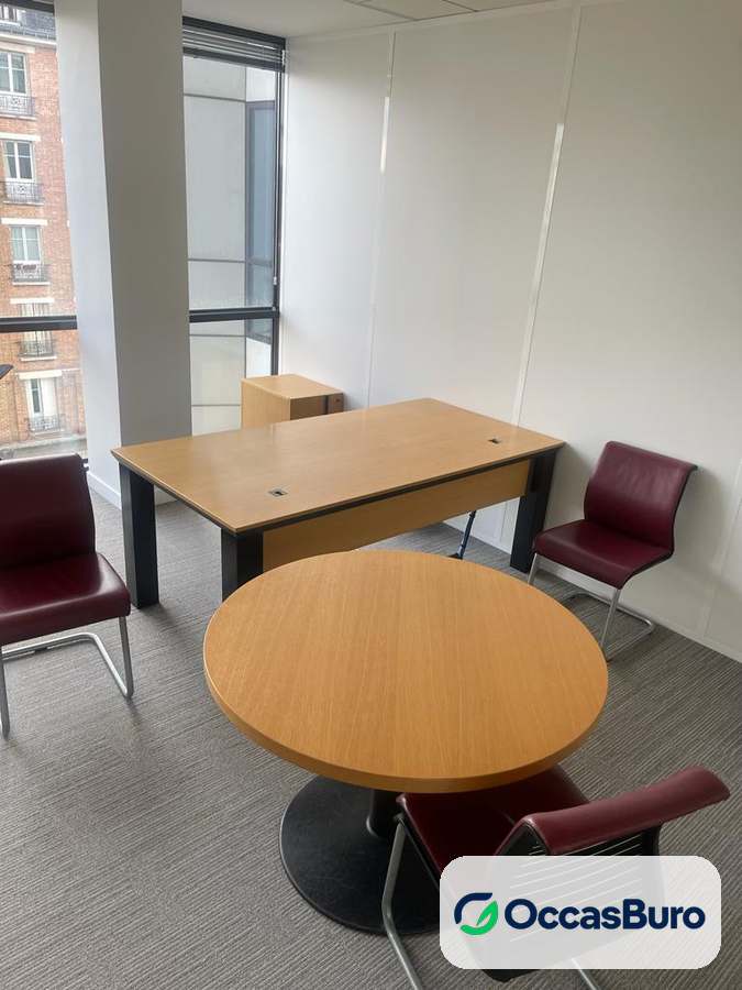 Table ronde finition chêne à pied central noir, reconditionnée