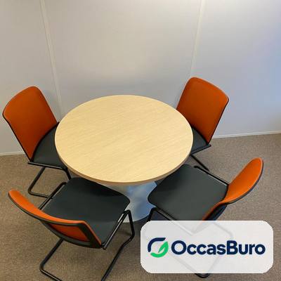 Table ronde finition érable clair, pied central blanc – reconditionnée