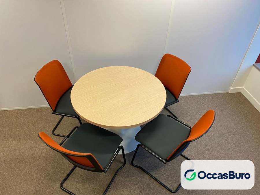 Table ronde finition érable clair, pied central blanc – reconditionnée