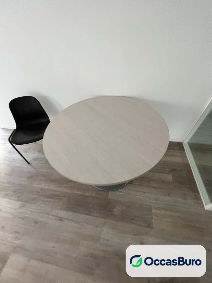 Table ronde gris clair pour coin réunion 2-4 places – reconditionnée