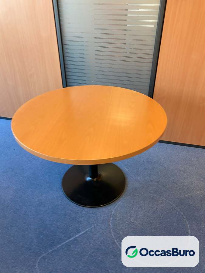 Table ronde hêtre verni 4 places, pied tulipe noir – reconditionnée