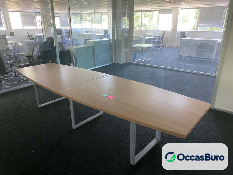 Table tonneau chêne 10 places, piètement cadre blanc – reconditionnée
