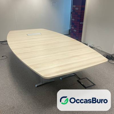 Table tonneau chêne clair 10 places, pieds en T – reconditionnée