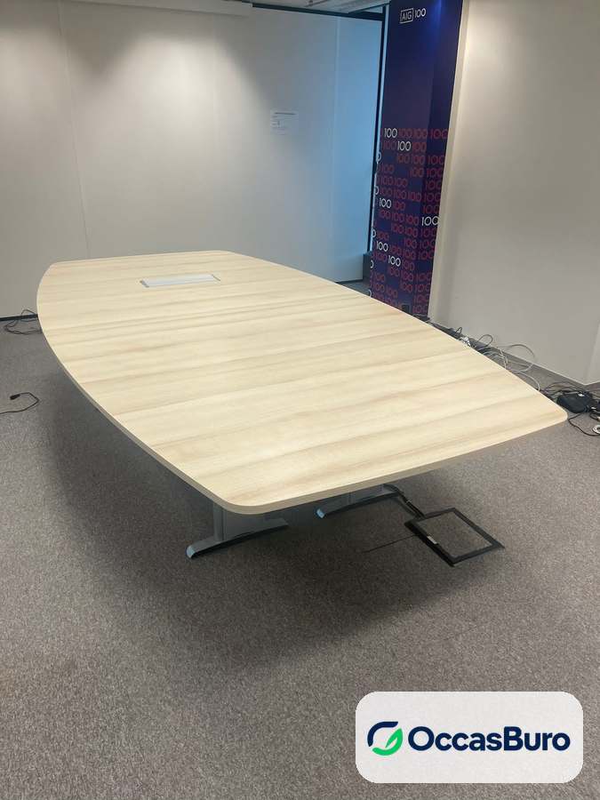 Table tonneau chêne clair 10 places, pieds en T – reconditionnée