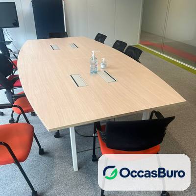 Table tonneau ton chêne clair 10-12 places, pieds blancs – reconditionnée
