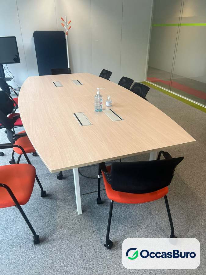 Table tonneau ton chêne clair 10-12 places, pieds blancs – reconditionnée