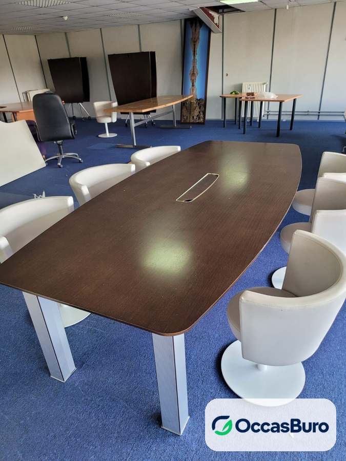 Table tonneau wengé 8 places, pieds alu et trappe – reconditionnée