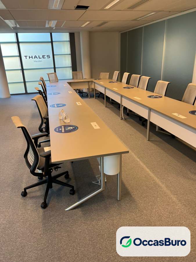 Tables de formation modulables gris clair 20-24 places – reconditionnées