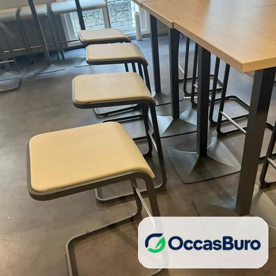 Tabouret de bar simili beige sur luge noire – reconditionné