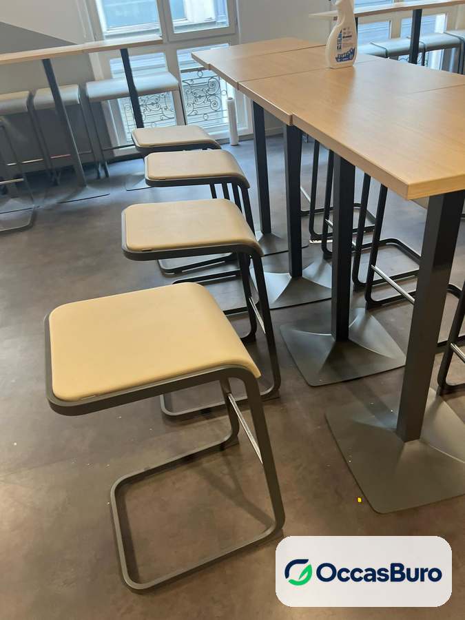 Tabouret de bar simili beige sur luge noire – reconditionné
